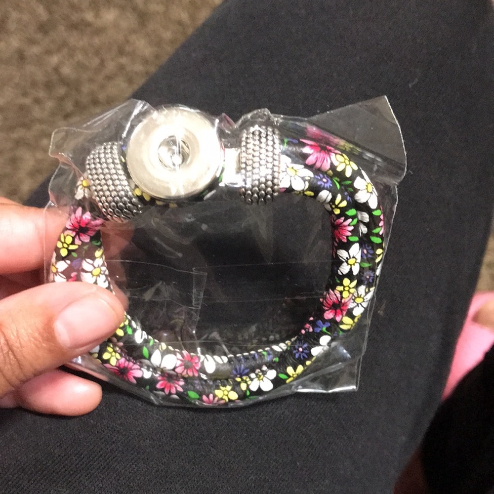 Unisex button bracelets adjustable